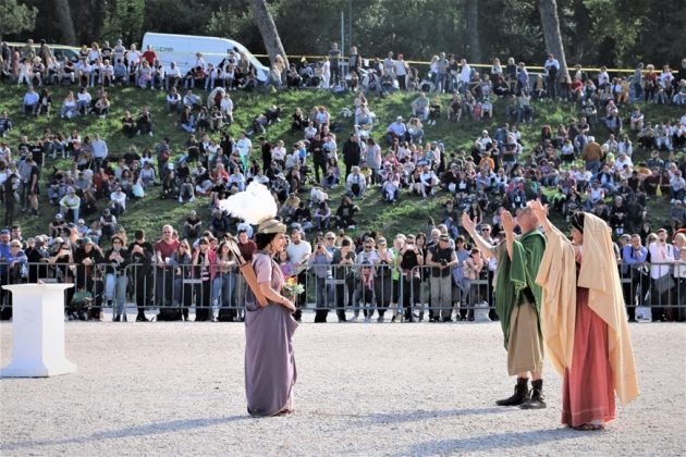 Du kh&aacute;ch chi&ecirc;m ngưỡng c&aacute;c nghệ sỹ t&aacute;i hiện lại h&igrave;nh ảnh chiến binh La M&atilde; tại trường đua ngựa Circo Massimo. (Ảnh: TTXVN)
