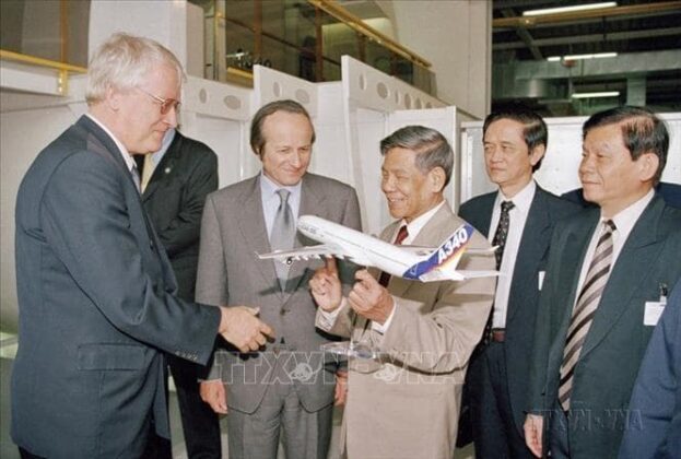 Đại diện Tập đo&agrave;n Airbus tặng Tổng B&iacute; thư L&ecirc; Khả Phi&ecirc;u m&ocirc; h&igrave;nh chiếc m&aacute;y bay A340 khi Tổng B&iacute; thư v&agrave; đo&agrave;n Việt Nam đến thăm trụ sở Tập đo&agrave;n ở th&agrave;nh phố Toulouse, trong chuyến thăm ch&iacute;nh thức Cộng h&ograve;a Ph&aacute;p từ 21/5 đến 25/5/2000. Ảnh: Cao Phong/TTXVN