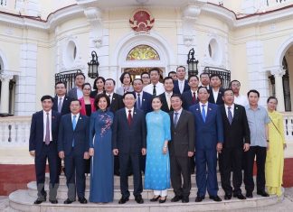 Chủ tịch Quốc hội gặp gỡ cộng đồng người Việt Nam tại Cuba