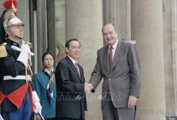 Tổng thống Jacques Chirac tiếp Thủ tướng Phan Văn Khải thăm ch&iacute;nh thức Cộng h&ograve;a Ph&aacute;p (Paris, 1/4/1998). Ảnh: Kim H&ugrave;ng/TTXVN