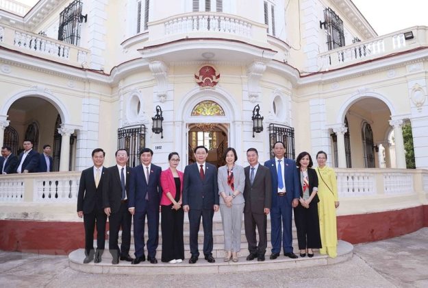 16 min 4 625x420 - Hình ảnh Chủ tịch Quốc hội gặp gỡ cộng đồng người Việt Nam tại Cuba