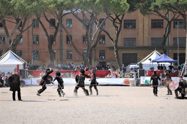 C&aacute;c nghệ sỹ trong trang phục h&oacute;a trang tại trường đua ngựa Circo Massimo. (Ảnh: TTXVN)