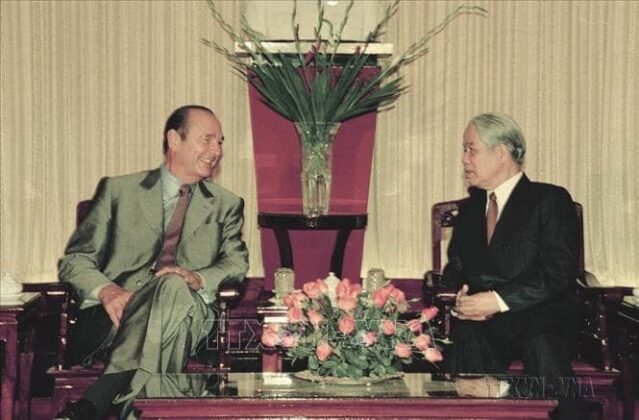 Tổng B&iacute; thư Đỗ Mười tiếp Tổng thống Ph&aacute;p Jacques Chirac thăm ch&iacute;nh thức Việt Nam v&agrave; dự Hội nghị thượng đỉnh Cộng đồng Ph&aacute;p ngữ tại H&agrave; Nội (12/11/1997). Ảnh: Nguyễn Khang/TTXVN