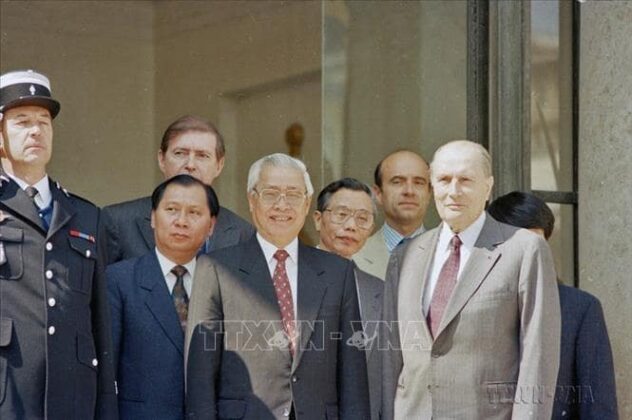 Tổng thống Francois Mitterrand tiếp Thủ tướng V&otilde; Văn Kiệt thăm ch&iacute;nh thức Cộng h&ograve;a Ph&aacute;p từ 23 đến 28/6/1993 (Paris, 25/6/1993). Ảnh: Minh Đạo/TTXVN