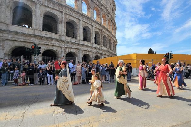 Đo&agrave;n h&oacute;a trang diễu h&agrave;nh qua khu vực đấu trường Colosseo. (Ảnh: TTXVN)