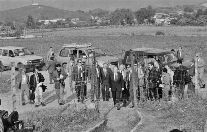 Chiều 10/2/1992, Tổng thống Ph&aacute;p Francois Mitterrand đến thăm hầm De Castrie ở Điện Bi&ecirc;n Phủ trong chuyến thăm hữu nghị Việt Nam. Ảnh: Trung Dung/TTXVN