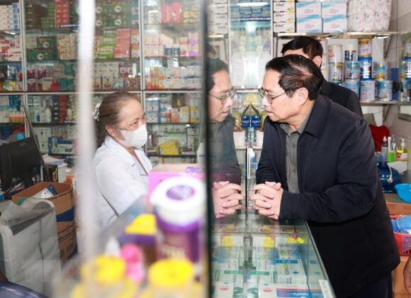 Thủ tướng Phạm Minh Ch&iacute;nh kiểm tra t&igrave;nh h&igrave;nh thuốc v&agrave; thiết bị y tế tại Bệnh viện Đa khoa tỉnh Điện Bi&ecirc;n. (Ảnh: Dương Giang/TTXVN)