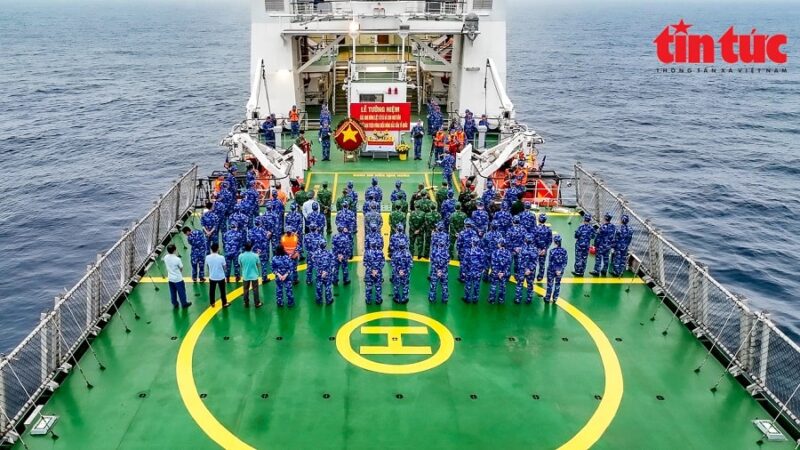 Xúc động Lễ tưởng niệm các Anh hùng, liệt sĩ hy sinh và ngư dân tử nạn trên vùng biển Vịnh Bắc Bộ Xúc động Lễ tưởng niệm các Anh hùng, liệt sĩ hy sinh và ngư dân tử nạn trên vùng biển Vịnh Bắc Bộ