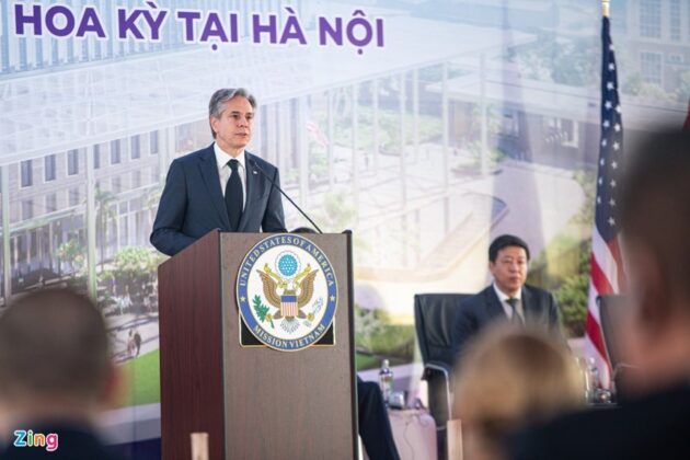 Vị quan chức ngoại giao Mỹ mở đầu ph&aacute;t biểu bằng c&acirc;u chuyện đ&ugrave;a về việc n&ecirc;n ghi c&ocirc;ng dự &aacute;n đại sứ qu&aacute;n mới cho đời đại sứ n&agrave;o. &ldquo;T&ocirc;i biết về dự &aacute;n n&agrave;y trong lần đầu ti&ecirc;n t&ocirc;i tới đ&acirc;y, khi c&ograve;n l&agrave; thứ trưởng Bộ Ngoại giao, đ&oacute; l&agrave; thời Đại sứ (Ted) Osius. Sau đ&oacute; l&agrave; Đại sứ (Daniel) Kritenbrink. Nhưng ch&uacute;c mừng &ocirc;ng nh&eacute;, Marc (Knapper)&rdquo;, &ocirc;ng Blinken n&oacute;i. Nhiều người c&oacute; mặt c&ugrave;ng bật cười. Ảnh: Th&agrave;nh Đ&ocirc;ng.