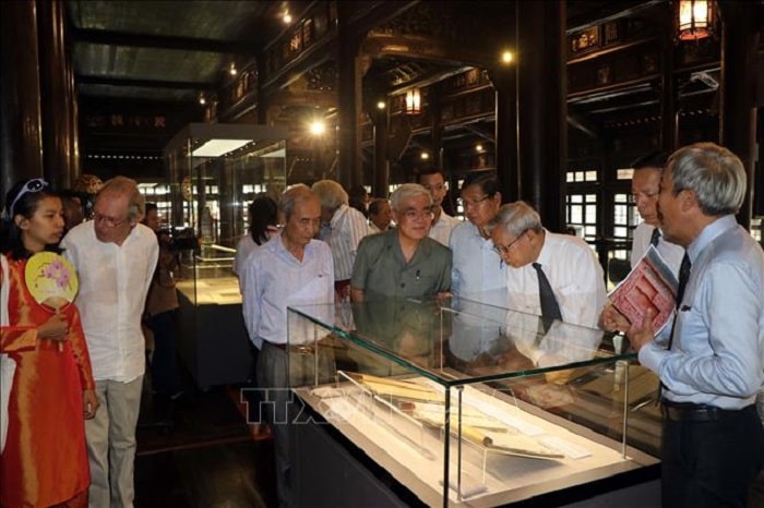 Các đại biểu tham quan không gian trưng bày cổ thư tại Bảo tàng Cổ vật Cung đình Huế.