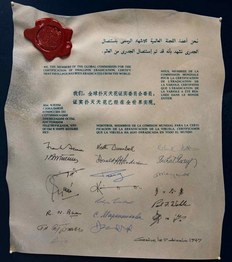Hiệp định ký ngày 12/9/1979 bằng nhiều thứ tiếng tại Giơ-ne-vơ về chứng nhận xóa sổ bệnh đậu mùa.  (Nguồn ảnh: WHO/Naomi Wenger)