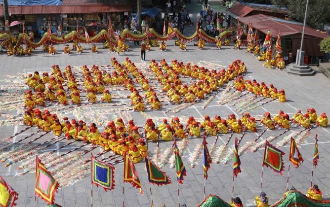 C&aacute;c thanh ni&ecirc;n nam nữ trong l&agrave;ng sẽ mặc &aacute;o c&aacute;nh v&agrave;ng, quần trắng, thắt lưng vải đỏ thắt m&uacute;i đầu r&igrave;u, đầu buộc khăn lụa theo sự chỉ huy của c&aacute;c Tổng cờ sẽ lần lượt xếp th&agrave;nh chữ &ldquo;Mẫu nghi thi&ecirc;n hạ.&rdquo; (Ảnh: C&ocirc;ng Luật/TTXVN)