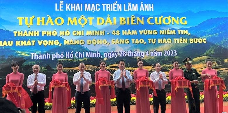 Các đại biểu cắt băng khai mạc Triển lãm.