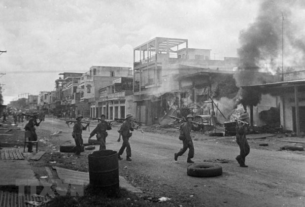Ng&agrave;y 9/4/1975, qu&acirc;n ta tiến c&ocirc;ng thị trấn Xu&acirc;n Lộc, căn cứ ph&ograve;ng thủ trọng yếu của địch bảo vệ S&agrave;i G&ograve;n từ ph&iacute;a Đ&ocirc;ng Bắc. Ng&agrave;y 21/4, qu&acirc;n địch ở Xu&acirc;n Lộc th&aacute;o chạy, cửa ng&otilde; v&agrave;o S&agrave;i G&ograve;n từ hướng Đ&ocirc;ng Bắc đ&atilde; được mở. Ngay khi mất Xu&acirc;n Lộc, Tổng thống ngụy Nguyễn Văn Thiệu từ chức. Ảnh: TTXVN.