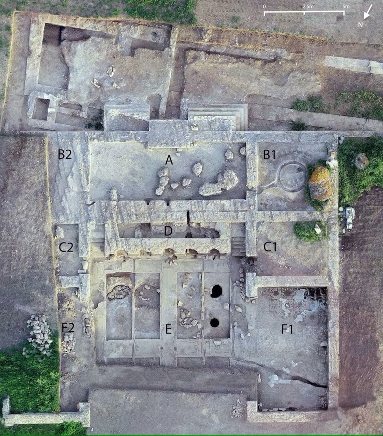Khu vực xưởng sản xuất rượu nhìn từ trên cao tại Villa of the Quintilii. Các khu vực sản xuất ở trên cùng (A–D) và tầng hầm (E) với các phòng ăn liền kề (F) ở nửa dưới của hình ảnh. 
