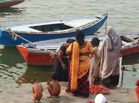 Th&agrave;nh phố hơn 3.000 năm tuổi Varanasi được mệnh danh "th&aacute;nh địa của đạo Hindu", nằm b&ecirc;n bờ s&ocirc;ng Hằng, bang Uttar Pradesh, Ấn Độ. Nơi đ&acirc;y l&agrave; một trong những địa điểm t&ocirc;n gi&aacute;o quan trọng nhất của Ấn Độ, thu h&uacute;t h&agrave;ng ngh&igrave;n du kh&aacute;ch từ khắp nơi tr&ecirc;n thế giới, với nhiều điểm đến quan trọng như ng&ocirc;i đền Kashi Vishwanath, đền thờ Annapurna Devi v&agrave; đền thờ Manikarnika. Dọc theo kh&uacute;c s&ocirc;ng n&agrave;y c&oacute; gần 100 Ghat (điểm c&oacute; bậc thang dẫn xuống s&ocirc;ng).
