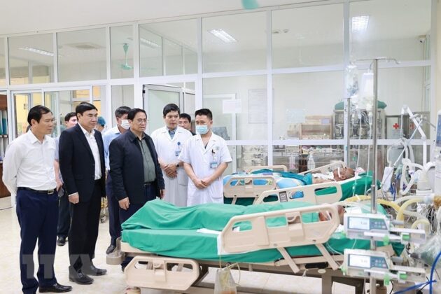 Thủ tướng Phạm Minh Ch&iacute;nh thăm bệnh nh&acirc;n đang điều trị tại Bệnh viện Đa khoa tỉnh Điện Bi&ecirc;n. (Ảnh: Dương Giang/TTXVN)