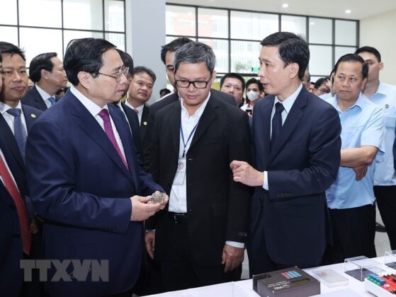 3 min 29 559x420 - Hình ảnh Thủ tướng thăm Đại học Quốc gia Hà Nội và Đại học FPT