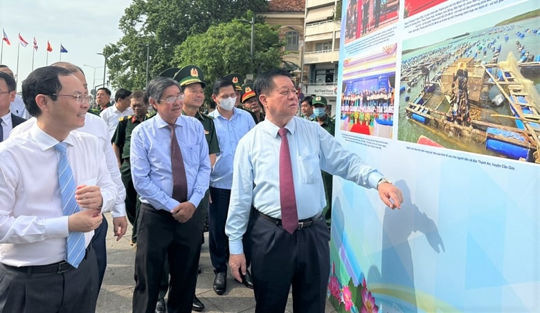 Đồng chí Nguyễn Trọng Nghĩa và các đồng chí lãnh đạo tham quan Triển lãm.