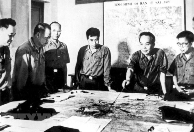 Ng&agrave;y 14/4/1975, Bộ Ch&iacute;nh trị quyết định đặt t&ecirc;n cho Chiến dịch giải ph&oacute;ng S&agrave;i G&ograve;n - Gia Định l&agrave; Chiến dịch Hồ Ch&iacute; Minh với phương ch&acirc;m 'Thần tốc, t&aacute;o bạo, bất ngờ, chắc thắng'. Trong ảnh: Đại tướng V&otilde; Nguy&ecirc;n Gi&aacute;p c&ugrave;ng c&aacute;c đồng ch&iacute; trong Qu&acirc;n ủy Trung ương duyệt phương &aacute;n t&aacute;c chiến Chiến dịch Hồ Ch&iacute; Minh (H&agrave; Nội, 4/1975). Ảnh: TTXVN.