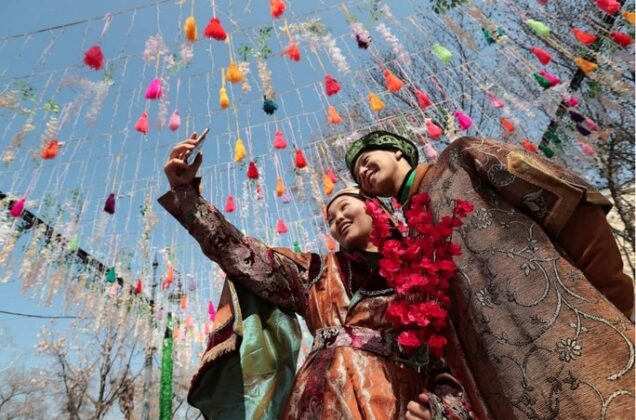 Cặp đ&ocirc;i chụp ảnh khi tham dự lễ hội truyền thống Nowruz ở Almaty, Kazakhstan v&agrave;o ng&agrave;y 21-3-2023.