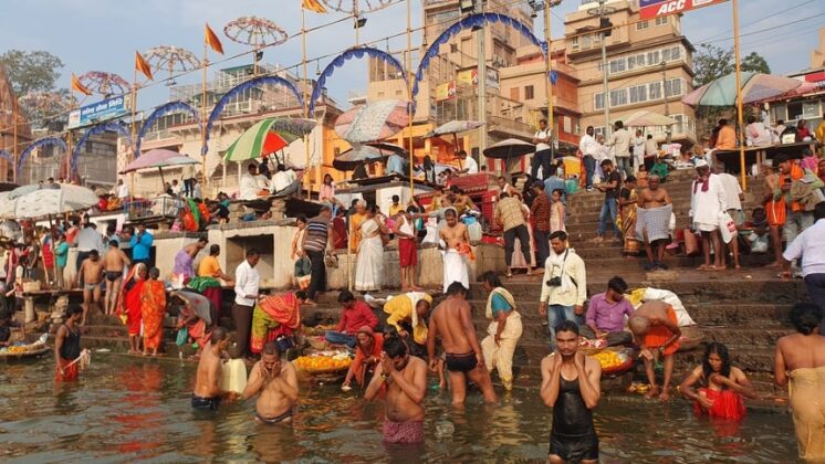 Theo quan niệm của đạo Hindu, tắm s&ocirc;ng Hằng l&agrave; một c&aacute;ch để tẩy tội v&agrave; thanh tịnh tinh thần, đồng thời đem lại sức khỏe v&agrave; may mắn cho người thực hiện. Đoạn s&ocirc;ng trải d&agrave;i hơn 3 km đ&ocirc;ng đ&uacute;c v&agrave;o mỗi buổi s&aacute;ng bởi những người h&agrave;nh hương l&agrave;m lễ.
