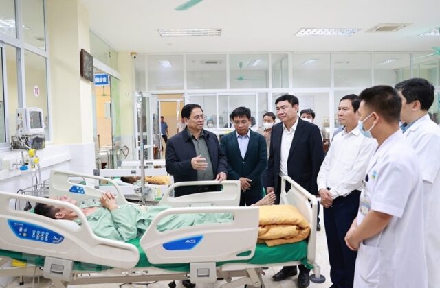 Thủ tướng Phạm Minh Ch&iacute;nh thăm bệnh nh&acirc;n đang điều trị tại Bệnh viện Đa khoa tỉnh Điện Bi&ecirc;n. (Ảnh: Dương Giang/TTXVN) 2