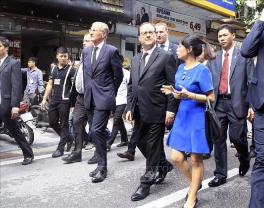 Tổng thống Ph&aacute;p Francois Hollande đi bộ tham quan phố cổ H&agrave; Nội trong chuyến thăm cấp Nh&agrave; nước tới Việt Nam, chiều 6/9/2016. Ảnh: Phạm Ki&ecirc;n/TTXVN