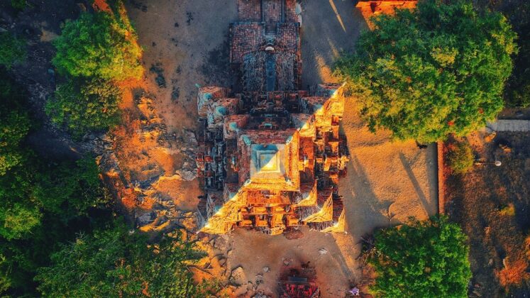Th&aacute;p P&ocirc; Klong Garai l&agrave; ng&ocirc;i đền thờ c&uacute;ng thi&ecirc;ng li&ecirc;ng, được xem như một trong những trung t&acirc;m t&ocirc;n gi&aacute;o, văn h&oacute;a của v&ugrave;ng Panduranga, biểu tượng v&agrave; l&agrave; niềm tự h&agrave;o của cộng đồng người Chăm sinh sống tại Ninh Thuận.