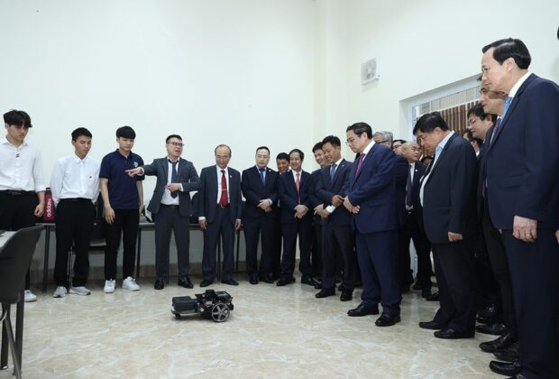 4 min 31 620x420 - Hình ảnh Thủ tướng thăm Đại học Quốc gia Hà Nội và Đại học FPT