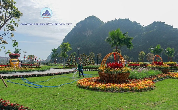 Vườn hoa xuân dưới chân ngọn Thủy Sơn