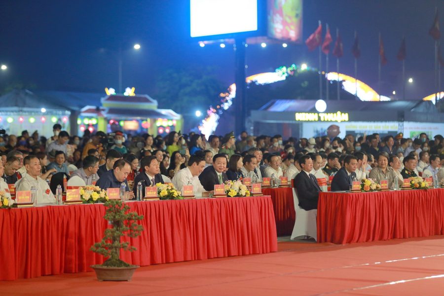 Các đồng chí lãnh đạo bộ, ngành địa phương và đông đảo người dân TP. Việt Trì dự lễ khai mạc Lễ hội đền Hùng và Tuần Văn hóa – Du lịch đất Tổ 2023 