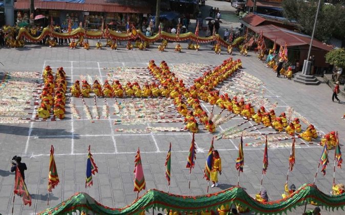 C&aacute;c thanh ni&ecirc;n nam nữ tiến h&agrave;nh xếp chữ trong Lễ hội Phủ Dầy. (Ảnh: C&ocirc;ng Luật/TTXVN)