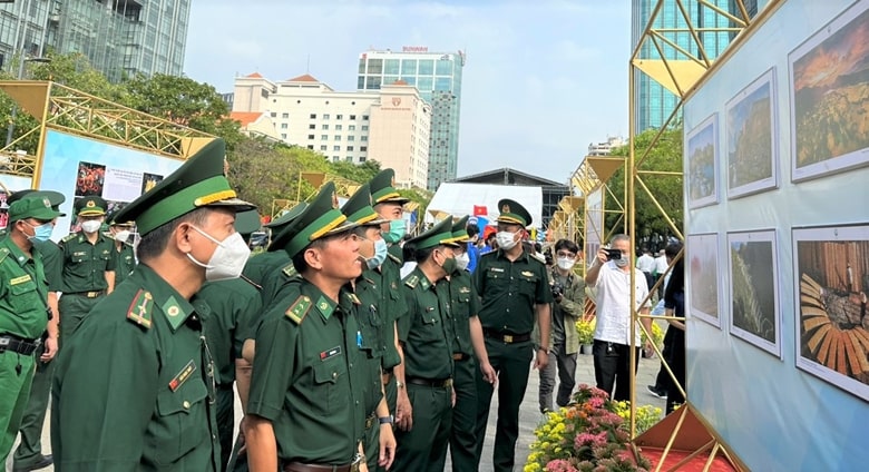 Các đại biểu tham quan Triển lãm.