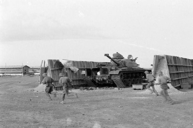 Sau 4 ng&agrave;y đ&ecirc;m chiến đấu, đến s&aacute;ng 30/4/1975, c&aacute;c đơn vị của Sư đo&agrave;n 304 đ&atilde; ch&iacute;nh thức ti&ecirc;u diệt to&agrave;n bộ cứ điểm căn cứ Nước Trong (Long Th&agrave;nh, Đồng Nai) của địch, mở toang 'cửa ng&otilde;' cho lực lượng thọc s&acirc;u đ&aacute;nh chiếm c&aacute;c mục ti&ecirc;u trong nội th&agrave;nh S&agrave;i G&ograve;n. Đ&acirc;y cũng l&agrave; một trong c&aacute;c trận đ&aacute;nh khốc liệt nhất của qu&acirc;n ta trong Chiến dịch Hồ Ch&iacute; Minh. Ảnh: TTXVN.