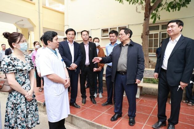 Thủ tướng Phạm Minh Ch&iacute;nh thăm hỏi người th&acirc;n, gia đ&igrave;nh bệnh nh&acirc;n. (Ảnh: Dương Giang/TTXVN)