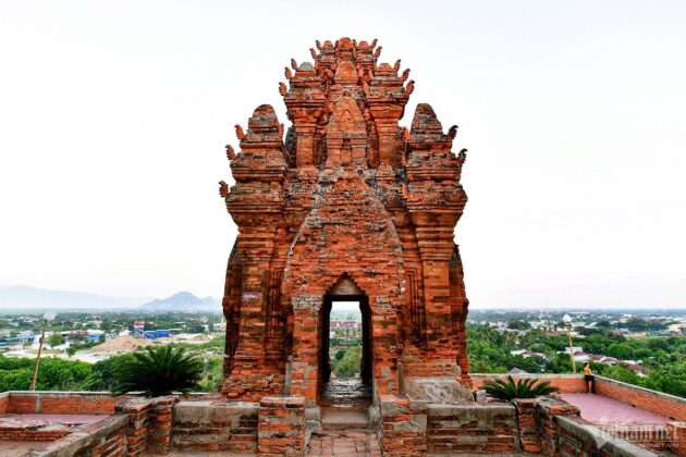 P&ocirc; Klong Garai bao gồm 3 ng&ocirc;i th&aacute;p gồm th&aacute;p ch&iacute;nh (th&aacute;p trung t&acirc;m), th&aacute;p lửa (th&aacute;p nh&agrave;) v&agrave; th&aacute;p cổng, được x&acirc;y từ loại gạch nung đỏ sẫm. Ri&ecirc;ng th&aacute;p cổng v&agrave; th&aacute;p lửa kh&ocirc;ng được sử dụng để thờ c&uacute;ng, chỉ c&oacute; th&aacute;p ch&iacute;nh l&agrave; nơi thờ tự vua P&ocirc; Klong Garai.