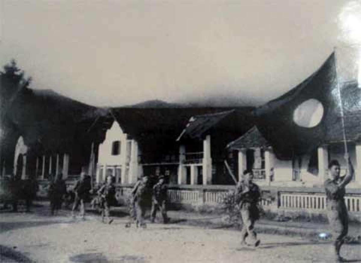 Liên quân Việt-Lào tiến vào giải phóng Sầm Nưa, tỉnh Hủa Phăn, 4/1953.