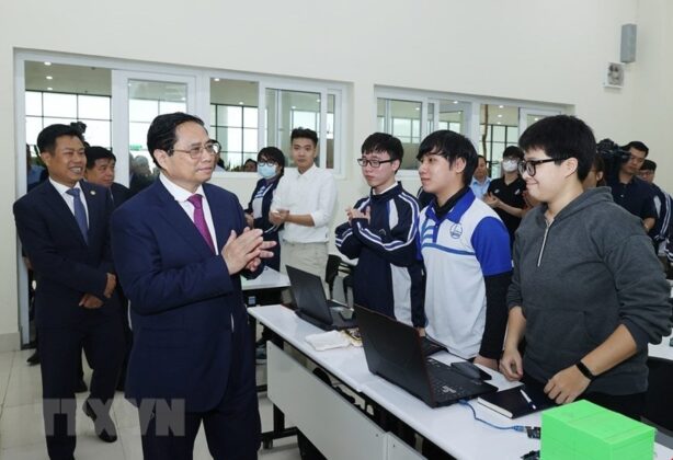 5 min 29 614x420 - Hình ảnh Thủ tướng thăm Đại học Quốc gia Hà Nội và Đại học FPT