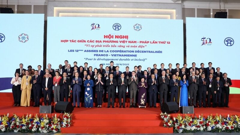Các đại biểu chụp ảnh lưu niệm