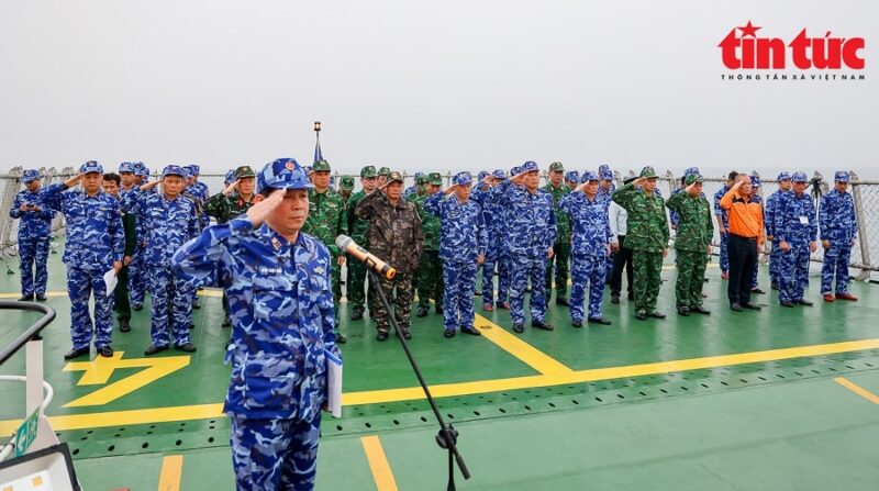 Giây phút đoàn làm lễ mặc niệm. Giây phút đoàn làm lễ mặc niệm.
