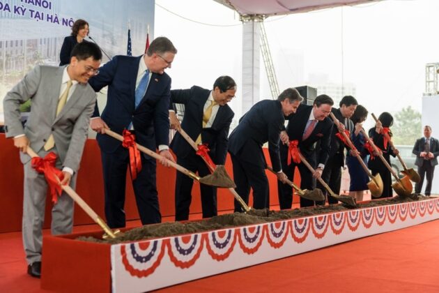 C&aacute;c đại biểu tại sự kiện c&ugrave;ng thực hiện nghi thức x&uacute;c đất tượng trưng để ch&iacute;nh thức khởi c&ocirc;ng dự &aacute;n trụ sở đại sứ qu&aacute;n Mỹ với diện t&iacute;ch 3,2 ha, quy m&ocirc; x&acirc;y dựng khoảng 39.000 m2. Tổng ng&acirc;n s&aacute;ch dự &aacute;n l&agrave; 1,2 tỷ USD, ph&aacute; kỷ lục 1 tỷ USD trước đ&oacute; của Đại sứ qu&aacute;n Mỹ tại London (Anh). Ảnh: Son Nguyen/ U.S Embassy Hanoi.