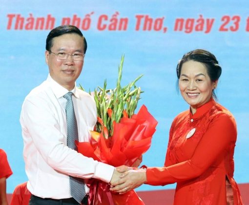 Bà Bùi Thị Hòa gắn Huy hiệu Chữ thập Đỏ và tặng hoa chúc mừng Chủ tịch nước Võ Văn Thưởng làm Chủ tịch danh dự Hội Chữ thập Đỏ Việt Nam. (Ảnh: Thống Nhất/TTXVN)