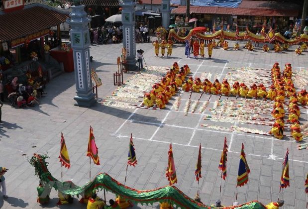 C&aacute;c thanh ni&ecirc;n nam nữ tiến h&agrave;nh xếp chữ trong Lễ hội Phủ Dầy. (Ảnh: C&ocirc;ng Luật/TTXVN)