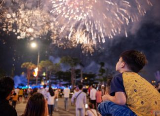 Pháo hoa rực trời đón chào ngày Giỗ Tổ Hùng Vương