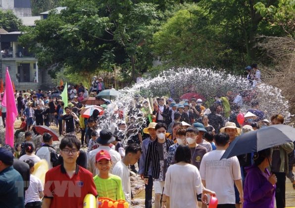 5 min 70 596x420 - Độc đáo Lễ hội gội đầu, té nước của người Thái trắng Lai Châu