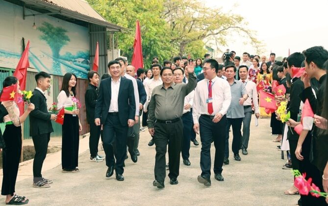 Thủ tướng Phạm Minh Ch&iacute;nh thăm Trường Phổ th&ocirc;ng D&acirc;n tộc Nội tr&uacute; tỉnh Điện Bi&ecirc;n. (Ảnh: Dương Giang/TTXVN)
