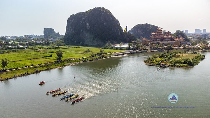 Giải đua thuyền truyền thống tại Lễ hội Quán Thế Âm năm 2023 trên sông Cổ Cò