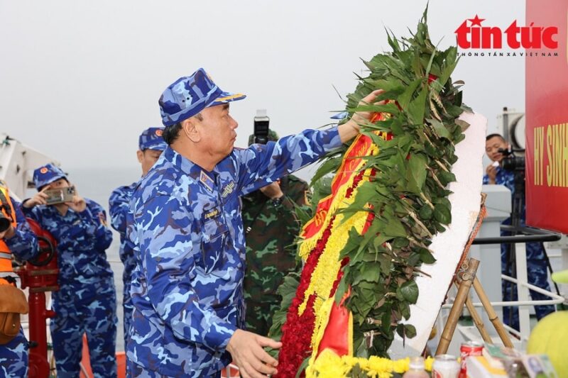Thiếu tướng Lê Quang Đạo, Tư lệnh CSB Việt Nam sửa vòng hoa dâng lên các Anh hùng, liệt sỹ. Thiếu tướng Lê Quang Đạo, Tư lệnh CSB Việt Nam sửa vòng hoa dâng lên các Anh hùng, liệt sỹ.