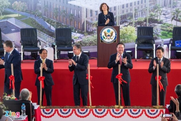 &ldquo;Khi t&ocirc;i ở Việt Nam v&agrave;o hơn 15 năm trước, ch&uacute;ng t&ocirc;i đ&atilde; đang trao đổi dự &aacute;n n&agrave;y rồi. V&igrave; thế, đ&acirc;y thật sự l&agrave; niềm tự h&agrave;o v&agrave; th&agrave;nh tựu c&aacute; nh&acirc;n của t&ocirc;i&rdquo;, Đại sứ Mỹ tại Việt Nam Marc Knapper (thứ hai từ phải sang) n&oacute;i, gửi lời cảm ơn tới người tiền nhiệm Daniel Kritenbrink. &ldquo;Dự &aacute;n đại sứ qu&aacute;n sẽ c&oacute; vị tr&iacute; trung t&acirc;m trong tương lai quan hệ Việt - Mỹ&rdquo;. Ảnh: Th&agrave;nh Đ&ocirc;ng.
